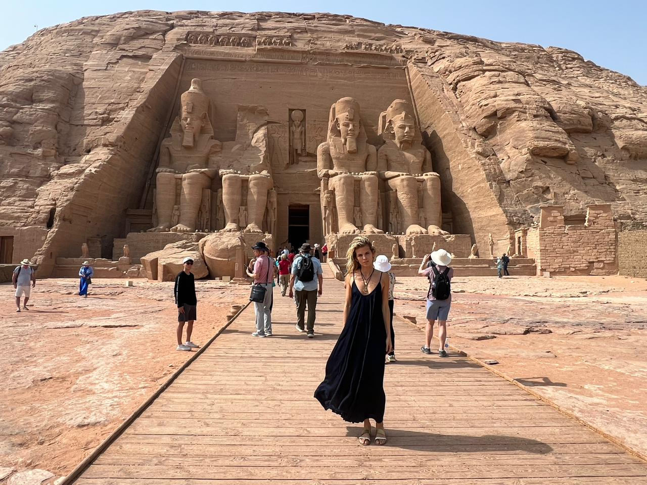 الفنانة الأمريكية أنالين ماكورد تستمتع بمعبد أبوسمبل