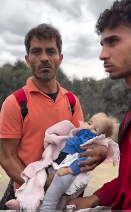 اب فلسطيني يحمل طفله المتوفي