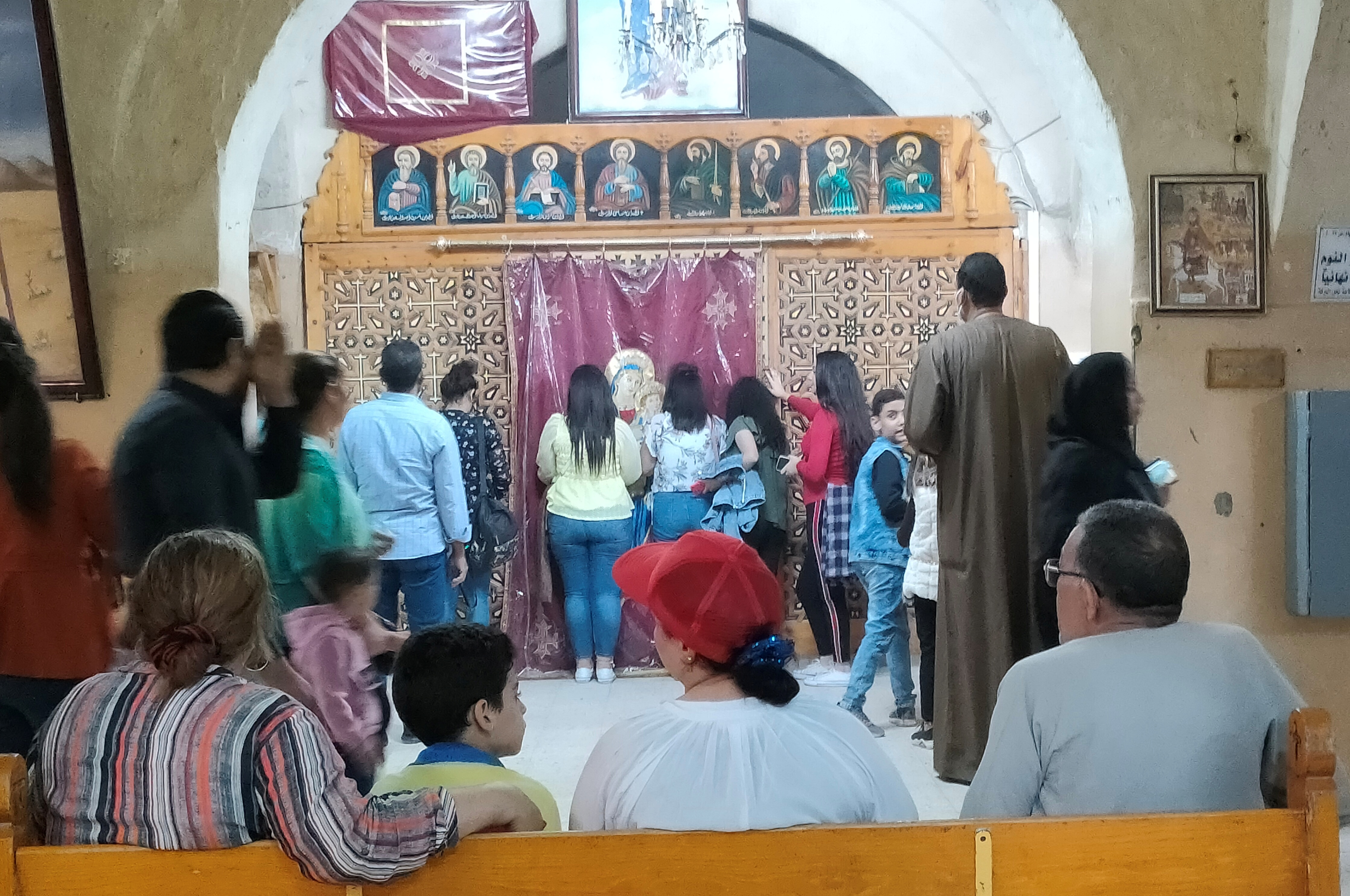 الصلوات داخل مبنى دير مارجرجس بالرزيقات