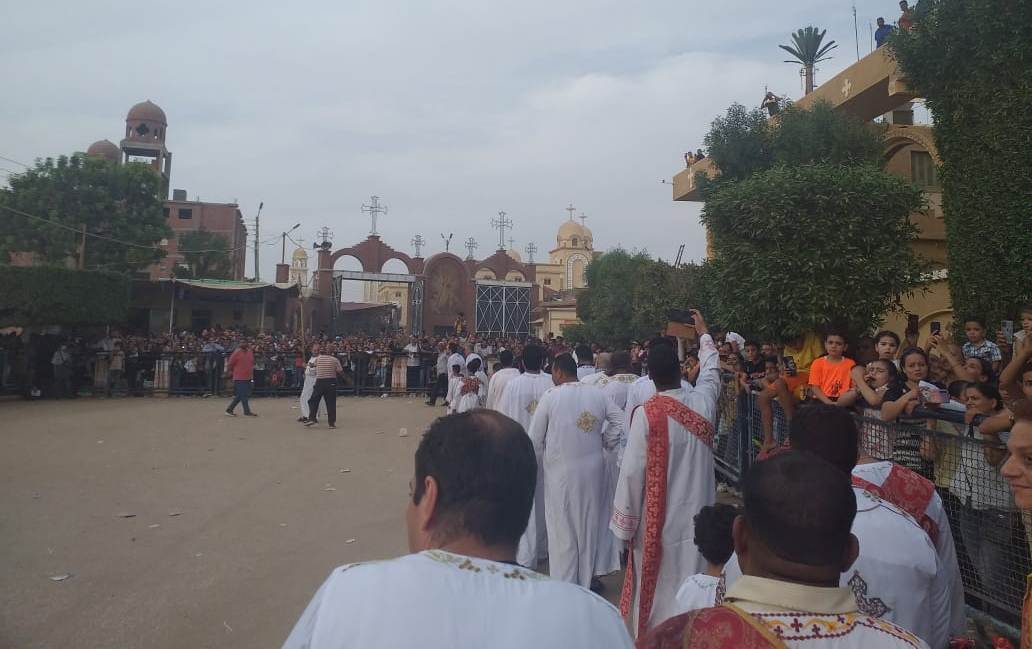 أبناء الكنيسة يشاركون بالصلوات وزفة الأيقونة بدير مارجرجس بالرزيقات