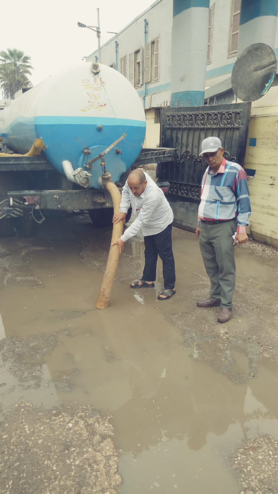 محافظة الدقهلية تواصل أعمال شفط وكسح تجمعات مياه الأمطار بعد هطول الأمطار (5)