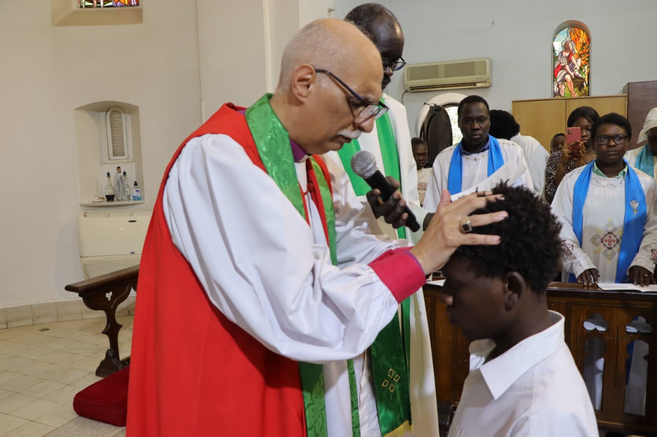 رئيس أساقفة الكنيسة الأسقفية يصلي خدمة تثبيت أعضاء جُدد