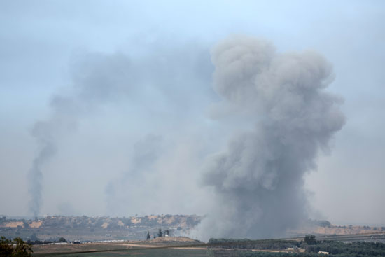 الدخان المتصاعد نتيجة الصقف العنيف على شمال القطاع   (3)
