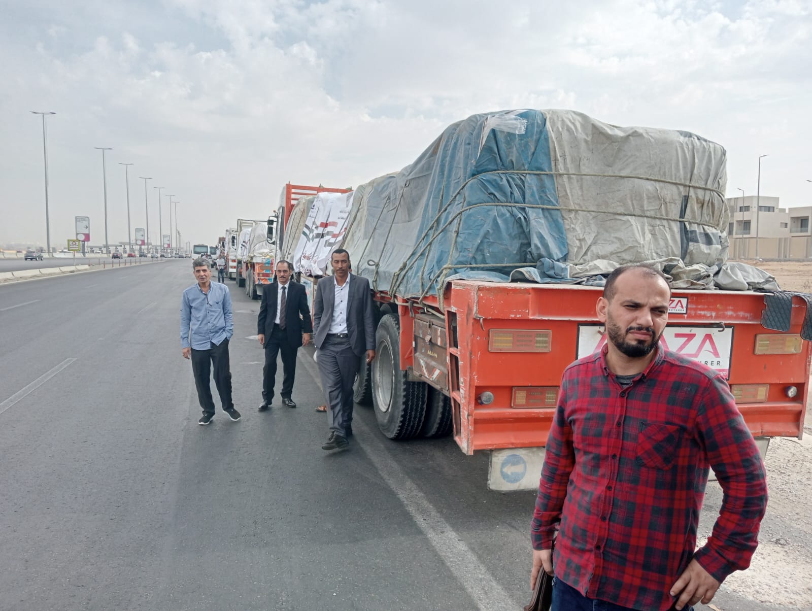 وزارة التموين والتجارة الداخلية  عدد 6 شاحنات إغاثية إلى الأشقاء الفلسطينين