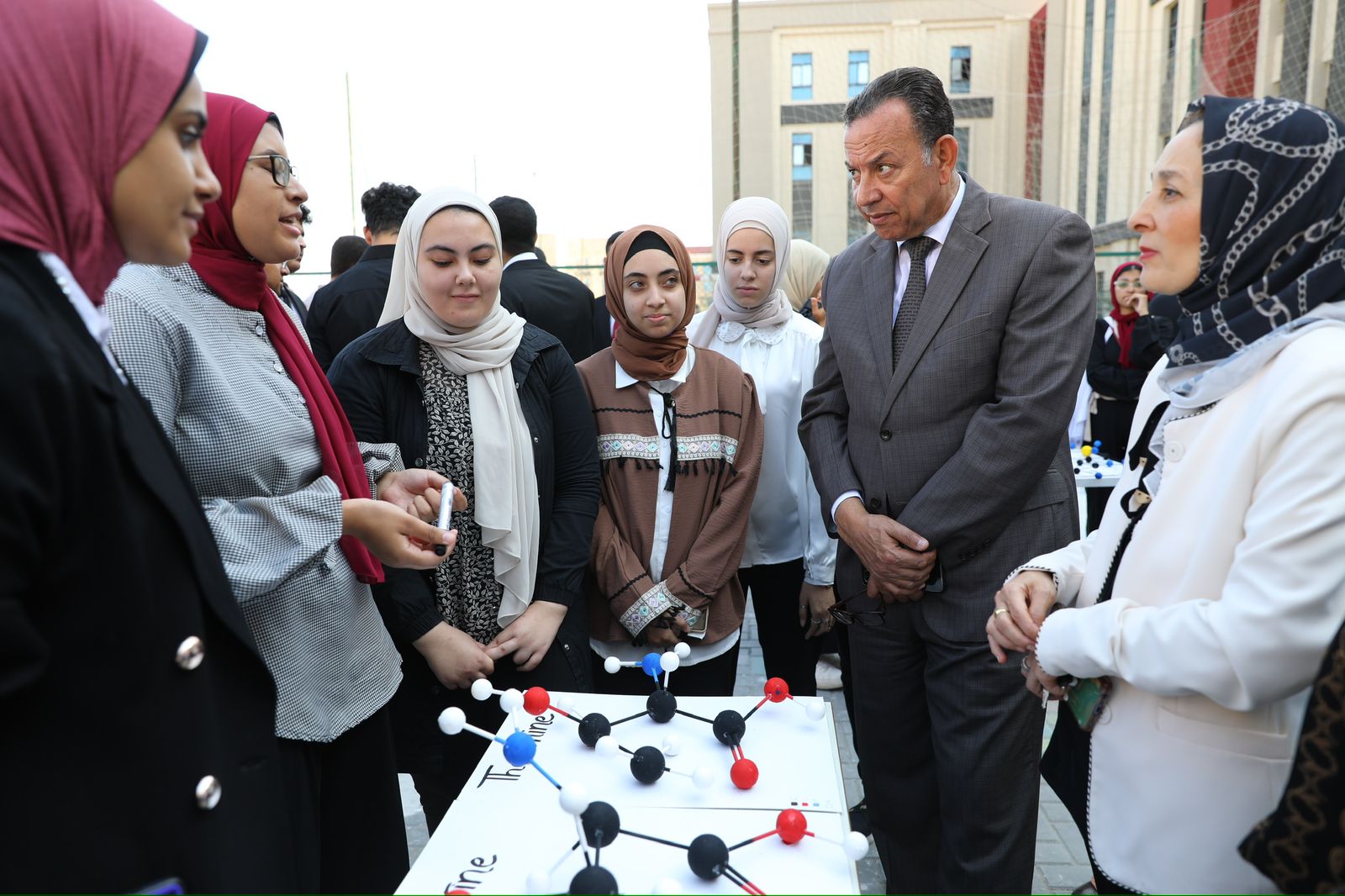 رئيس الجامعة أثناء مشاركته الطلاب في اليوم العلمي للكيمياء