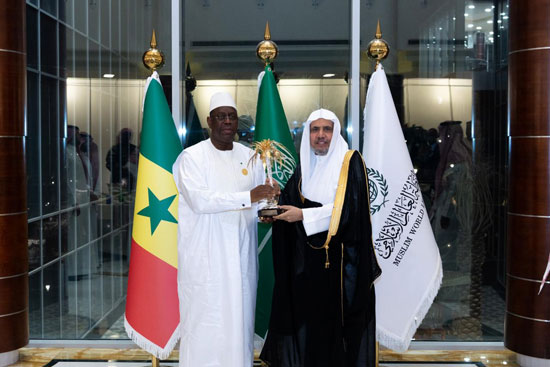 الرئيس السنغالي يتسلم مجسَّمَ أيقونة وثيقة مكة المكرمة من أمين عام رابطة العالم الإسلامي