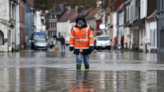 غرق الشوارع بسبب فيضان فرنسا