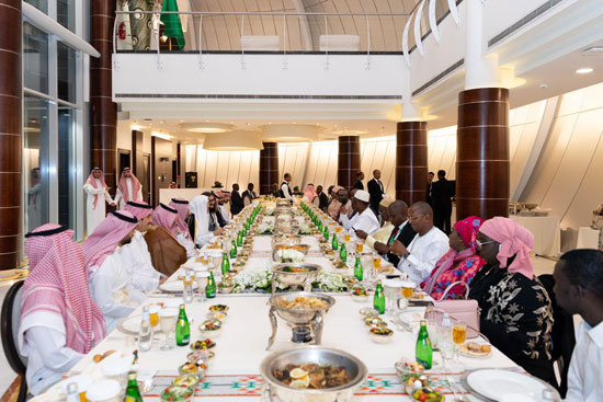 د. العيسى يقيم مأدبة عشاء تكريمًا للرئيس السنغالي والوفد المرافق له
