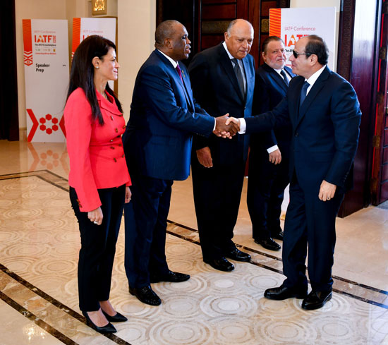الرئيس السيسي يزور المعرض الأفريقي (2)