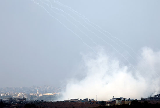 الدخان يتصاعد فى قطاع غزة نتيجة القصف الاسرائيلى على شمال القطاع   (2)