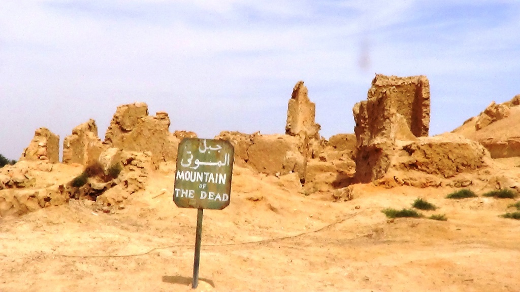 جبل الموتى احد المزارات الفرعونية في سيوة