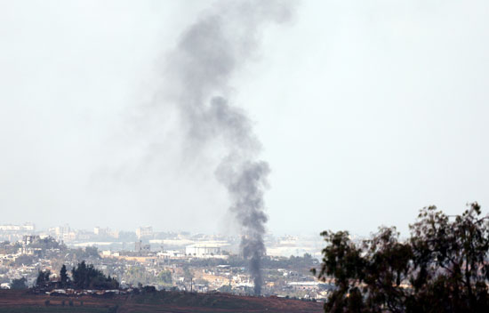 الدخان يتصاعد فى قطاع غزة نتيجة القصف الاسرائيلى على شمال القطاع   (1)