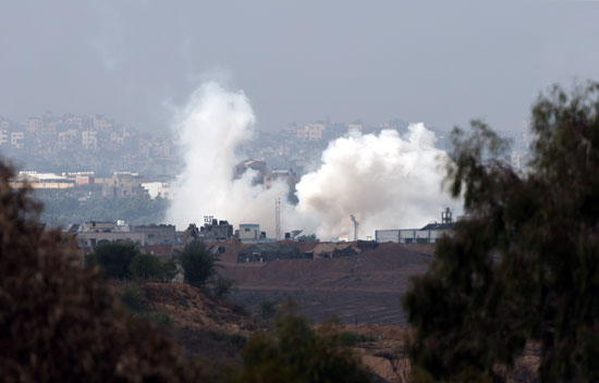 الدخان يتصاعد فى قطاع غزة نتيجة القصف الاسرائيلى على شمال القطاع   (3)
