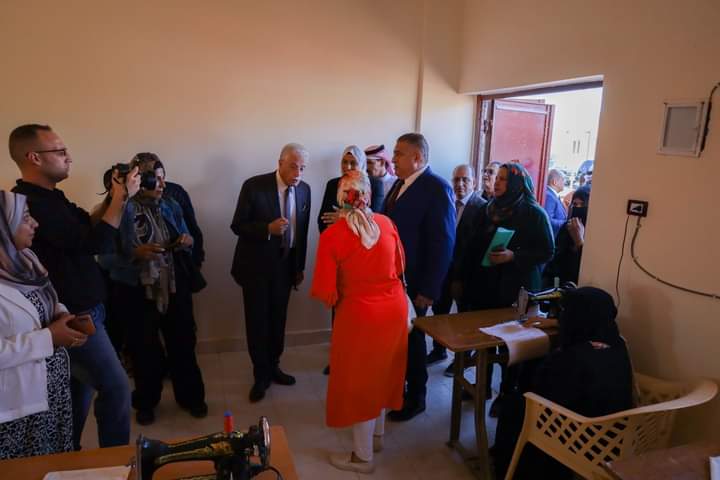 محافظ جنوب سيناء أثناء افتتاح مشغل لدعم المرأة