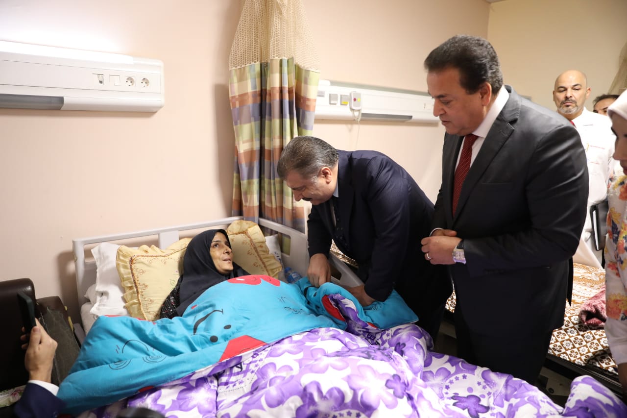 وزير الصحة التركى يزور المصابين الفلسطينيين