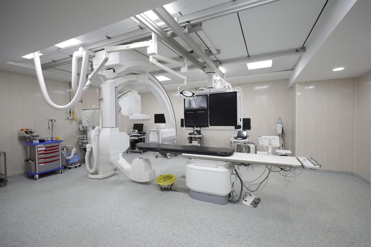 غرفة عمليات مجهزة بالمستشفى
