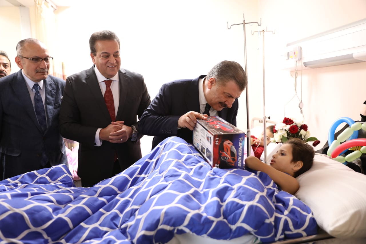 وزير الصحة التركى يهادى طفل أثناء الزيارة