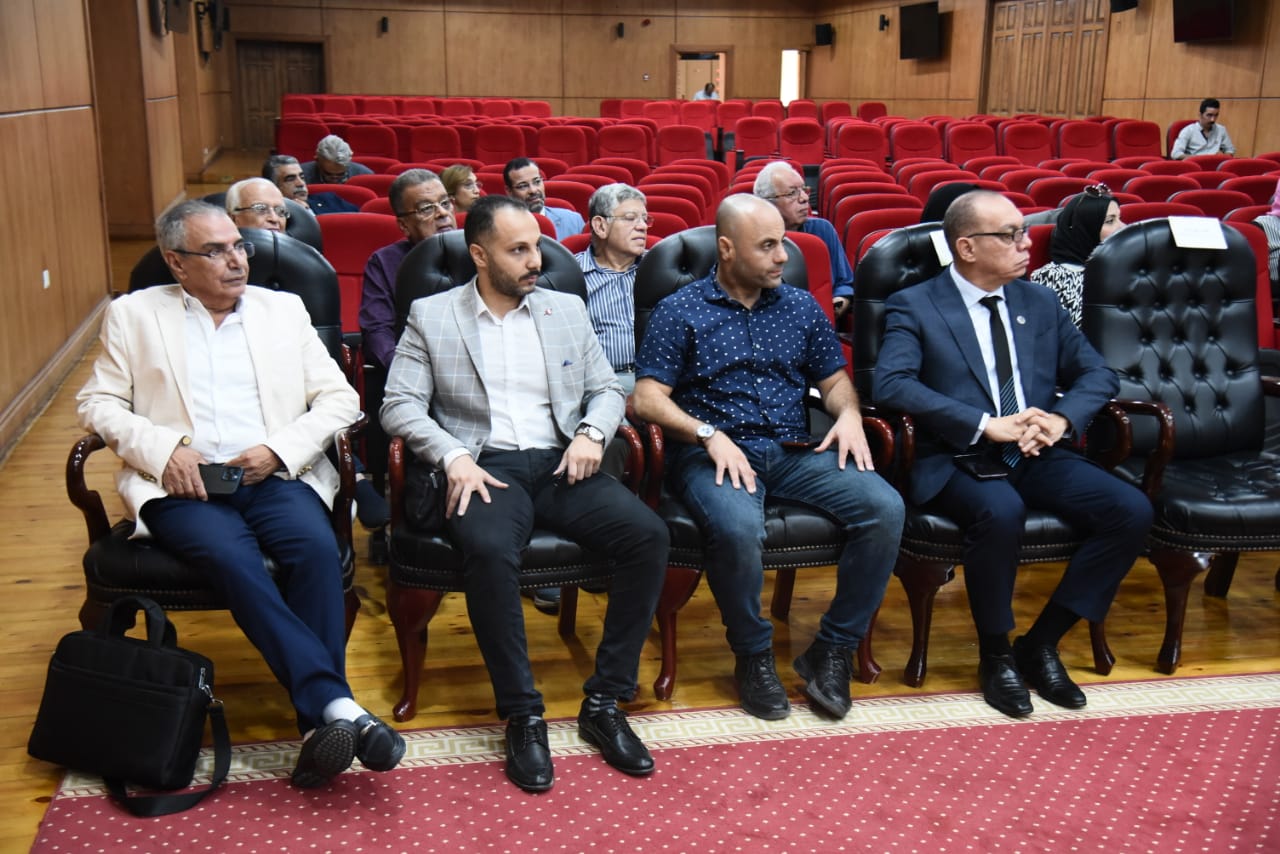 جانب من اجتماع محافظ بورسعيد مع القيادات التنفيذية
