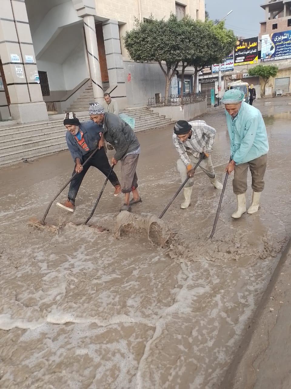 حملات لتنظيف الشوارع من بقايا الأمطار