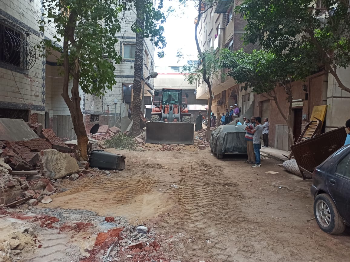 إعادة فتح شارع تخطيطى بحى العمرانية أغلقه سكان أحد العقارات بالأسوار  (4)