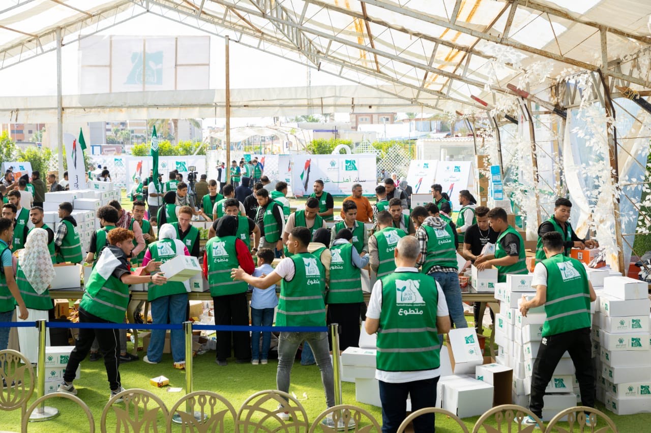 محافظ شمال سيناء يشهد مع مصر الخير مشاركة شباب المتطوعين في تعبئة المساعدات لقطاع غزة (2)