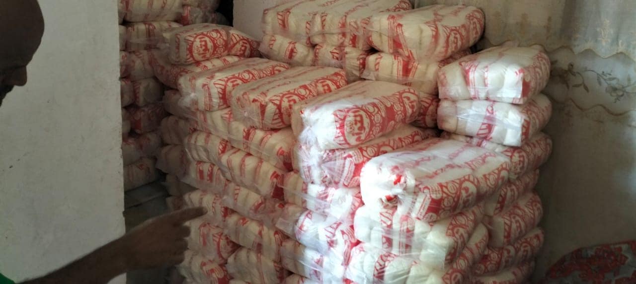 توزيع 2 طن سكر بسعر مخفض بقرية كومير