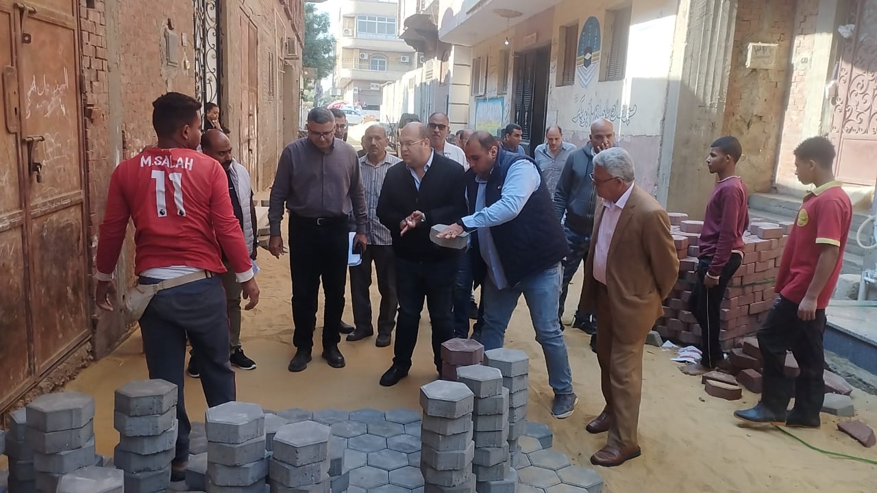 نائب محافظ الجيزة يتفقد أعمال تركيب الإنترلوك بشوارع أبو النمرس (2)