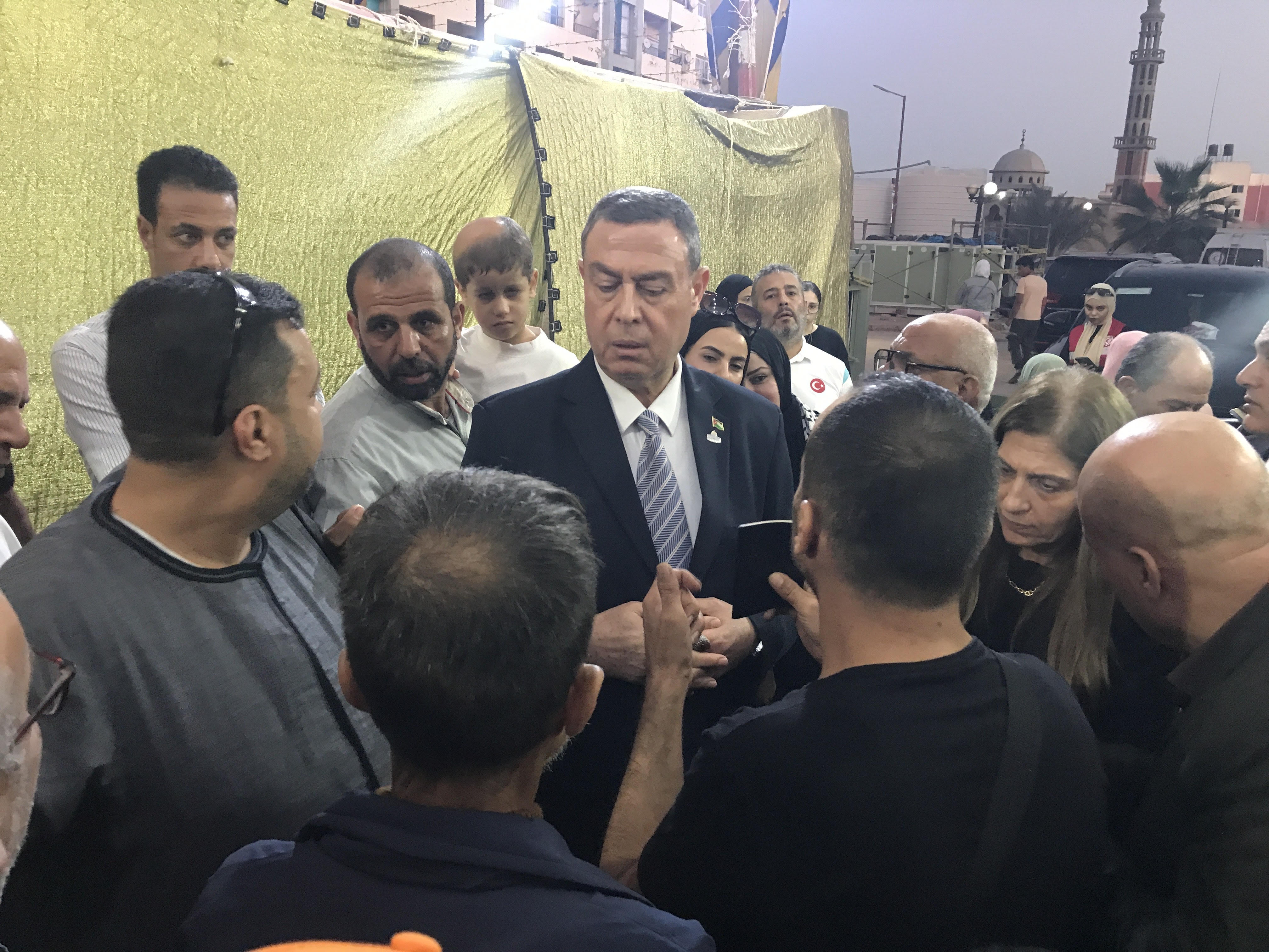 سفير فلسطين بالقاهرة يزور الفلسطينيين