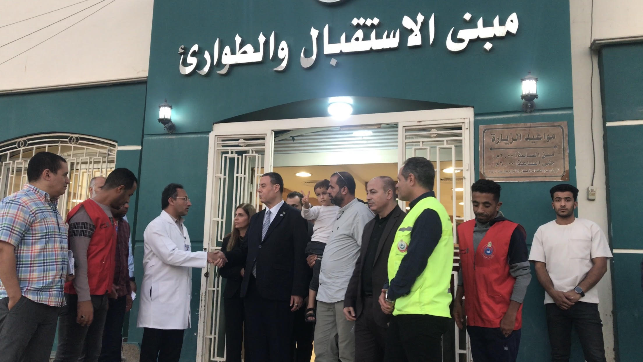 سفير فلسطين بالقاهرة يزور الفلسطينيين بمستشفيات سيناء