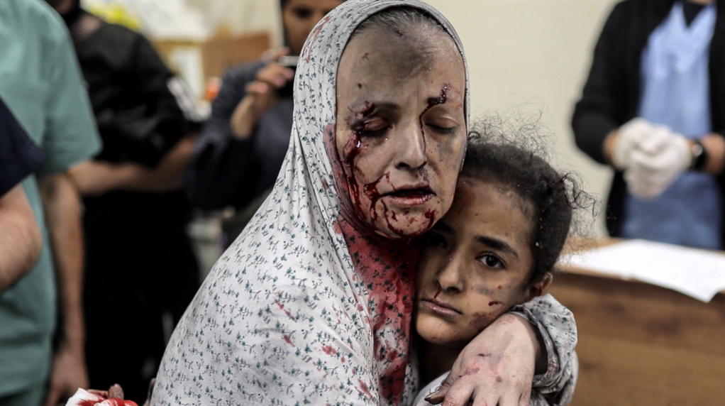 ام فلسطينية تحمي ابنتها رغم اصابتها الشديد