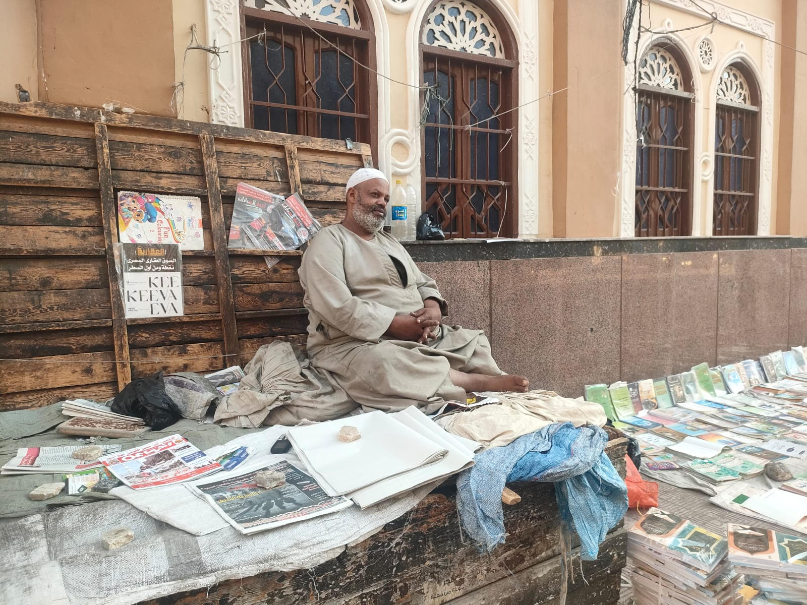 عم منصور يبيع الصحف والمجلات