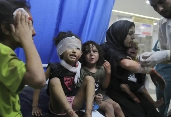 أطفال ينتظرون الإنقاذ فى مستشفيات غزة
