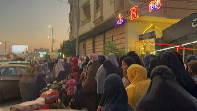 مواطنو الفيوم يتجمعون في الشوارع (5)