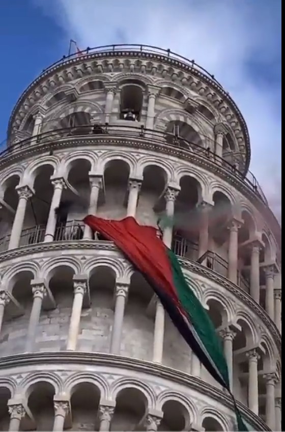 علم فلسطين يرفرف على برج بيزا المائل