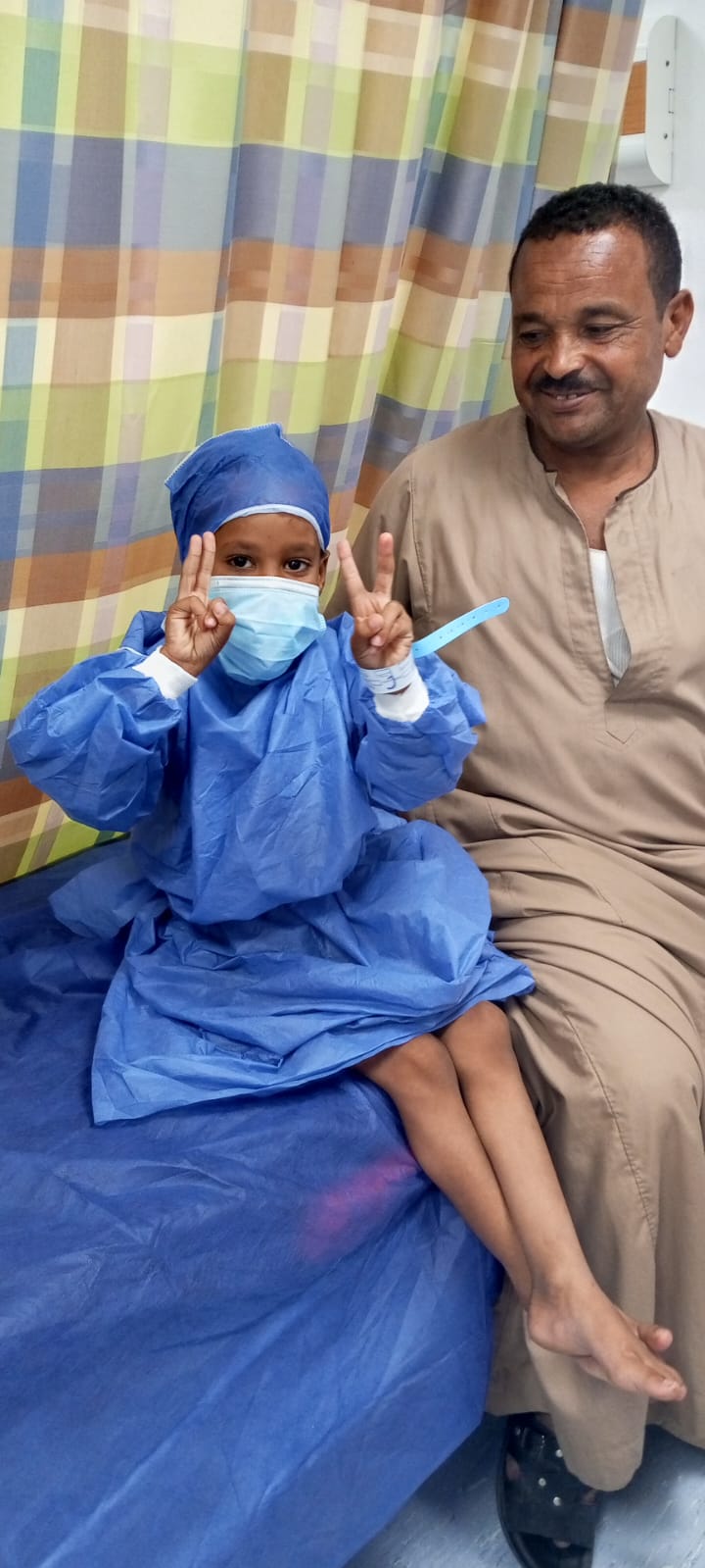 فرحة طفل عقب عملية جراحية بأحد المستشفيات