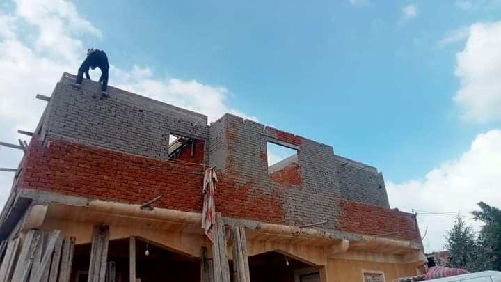 إزالة بناء مخالف في حي العامرية بالإسكندرية