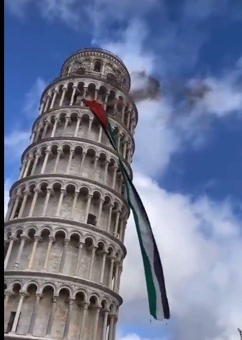نشطاء يرفعون علم فلسطين على برج بيزا