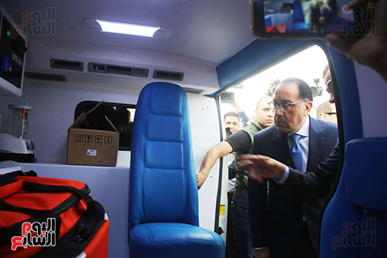 رئيس الوزراء يتابع سيارات الإسعاف والأجهزة الطبية بقوافل صندوق تحيا مصر