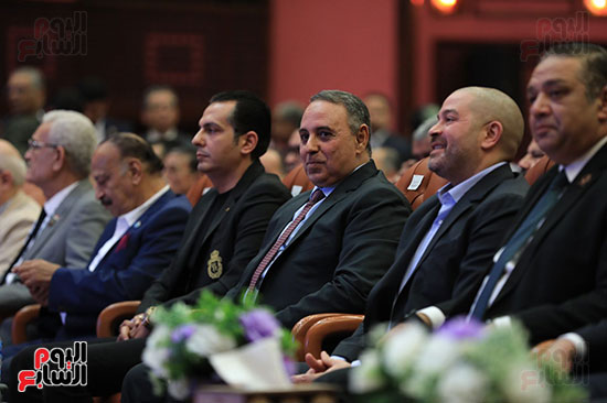 تيسير مطر وعدد من المشاركين في المؤتمر