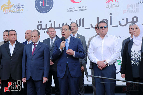 رئيس الوزراء يعطى إشارة البدء لإطلاق قافلة مساعدات صندوق تحيا مصر إلى غزة (2)