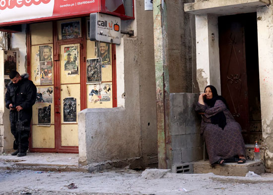 سيدة فلسطينية تشاهد الدمار التى لحق بالمخيم