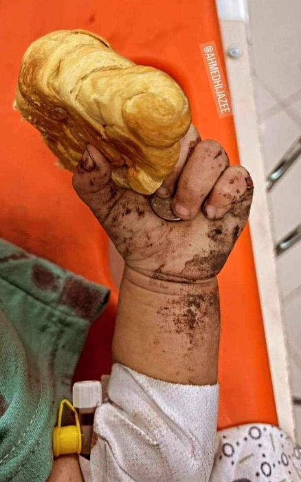 الخبز في يد الطفلة