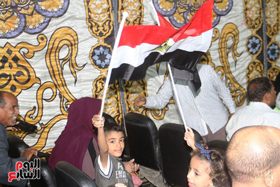 الأطفال يرفعون علم مصر