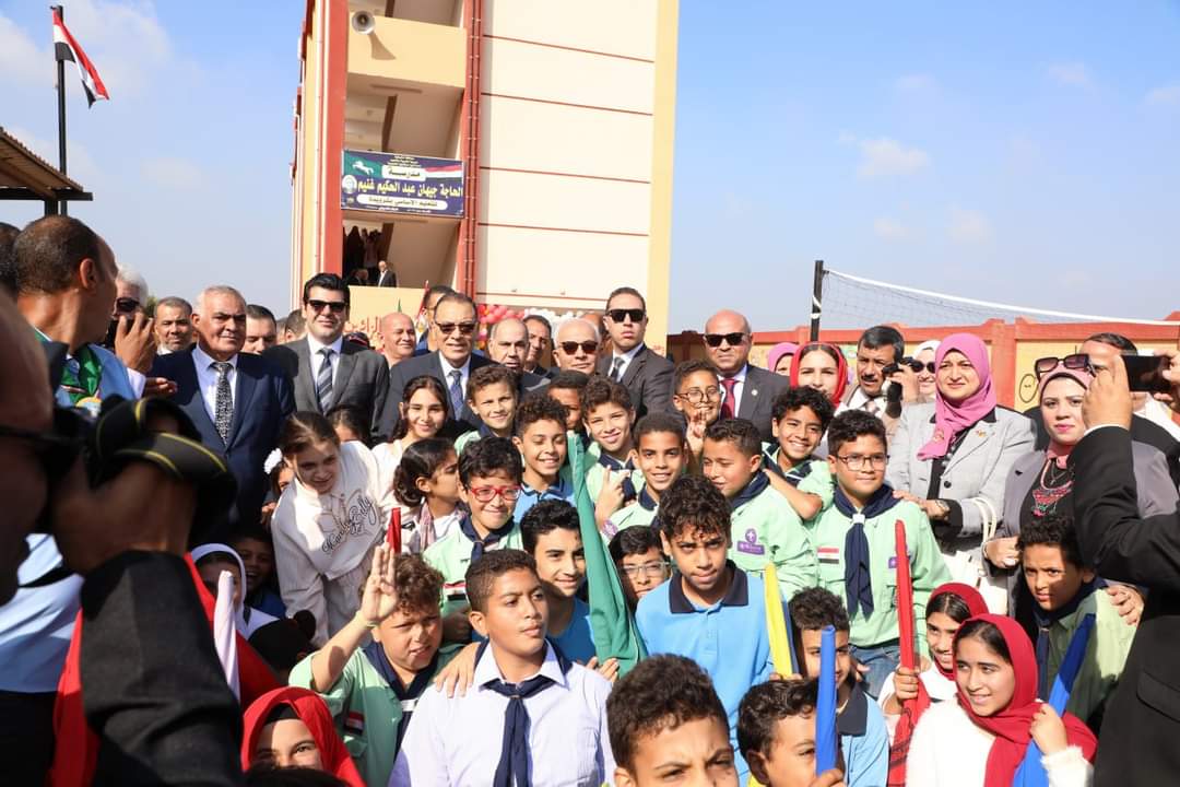 طلاب مدرسة جيهان الحكيم بالشرقية مع الوزير