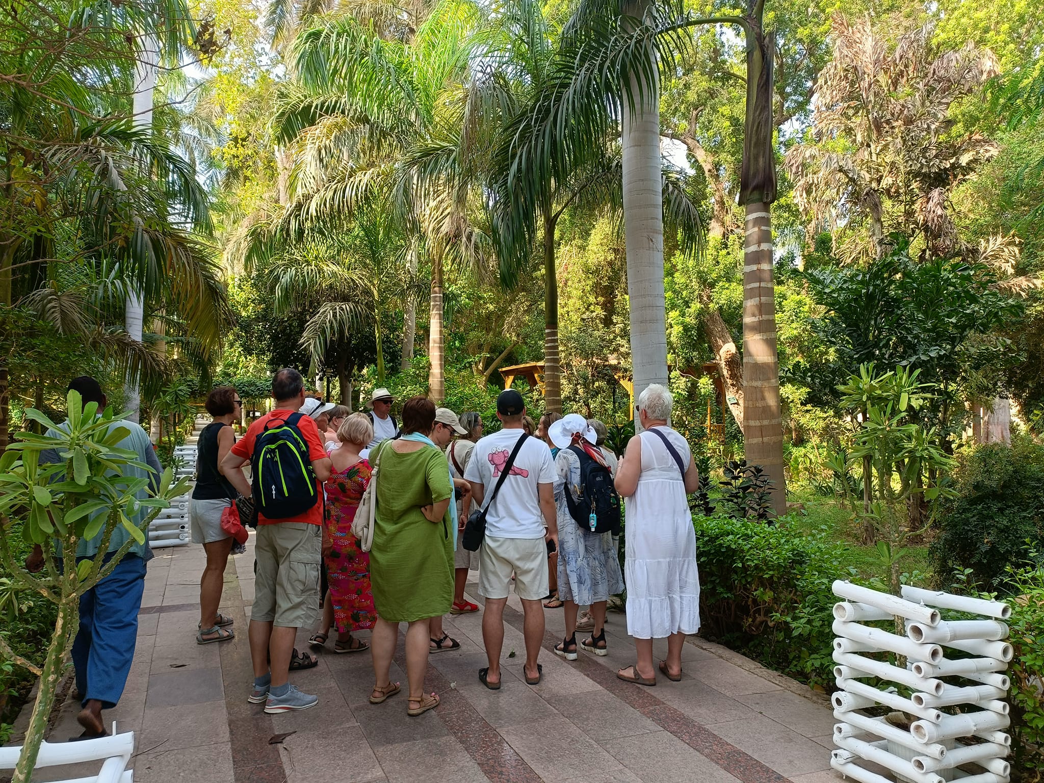 الأفواج السياحية داخل الحديقة النباتية