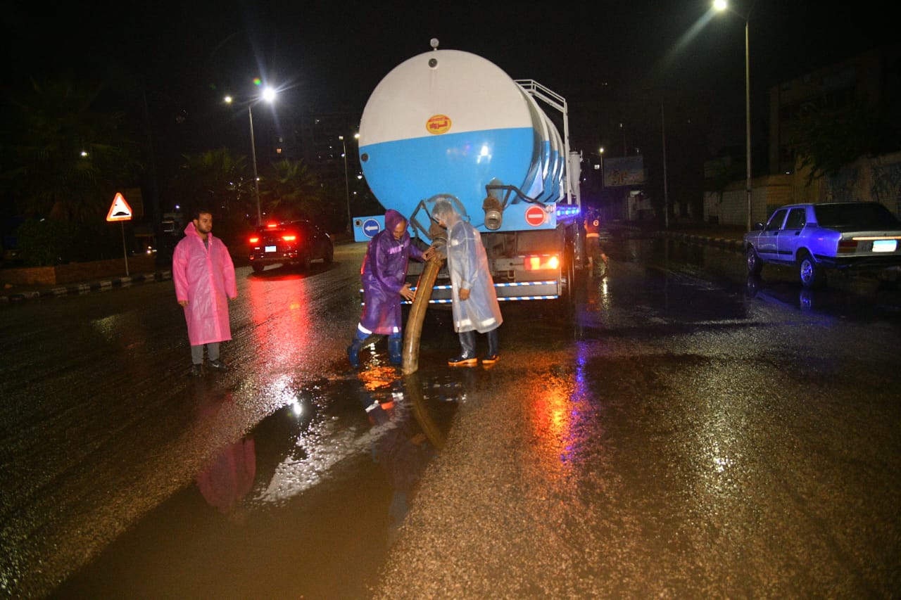 جوله ليلية لمحافظ الغربية لمتابعة رفع مياه الأمطار  (3)
