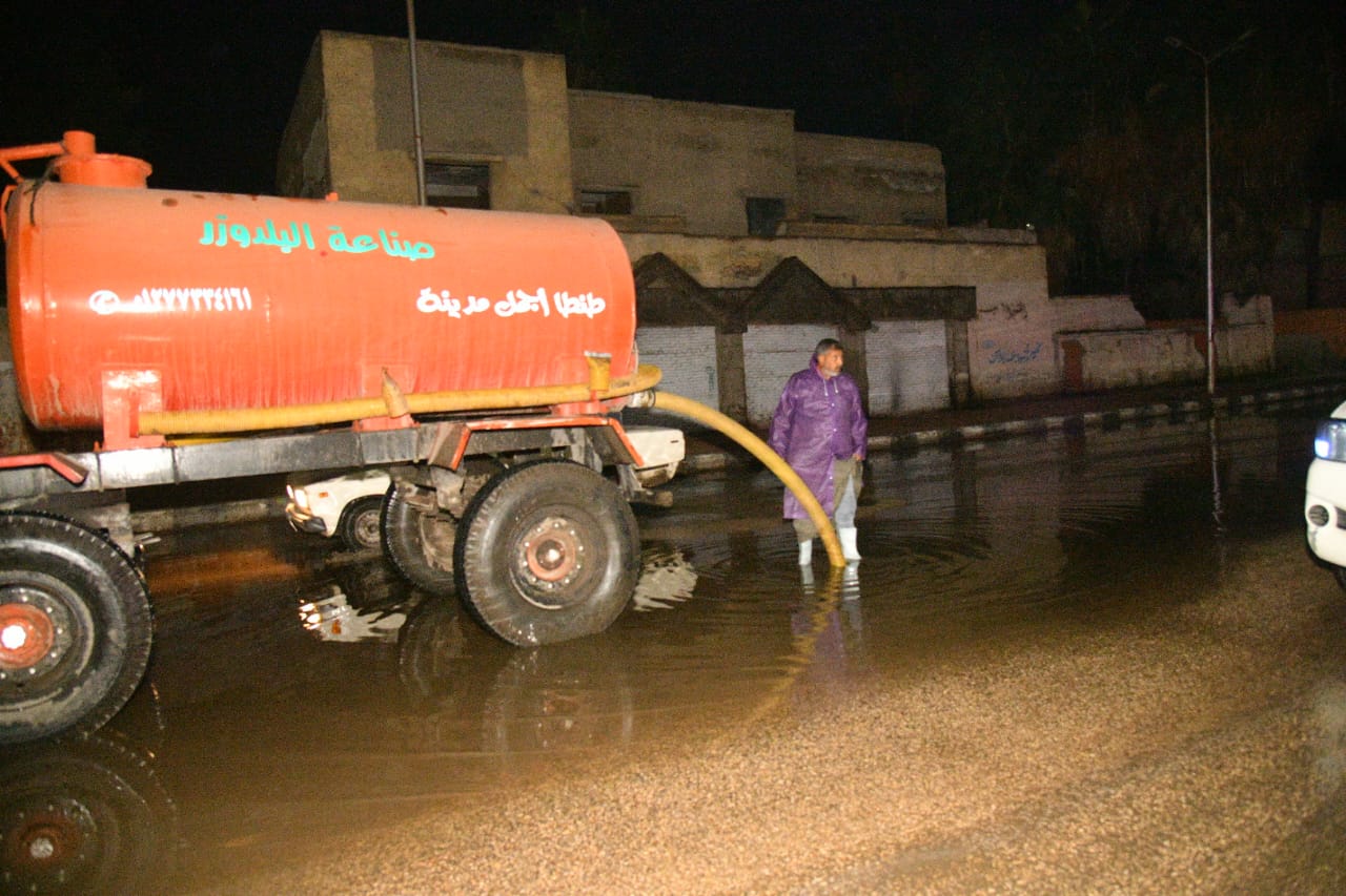 جوله ليلية لمحافظ الغربية لمتابعة رفع مياه الأمطار  (6)