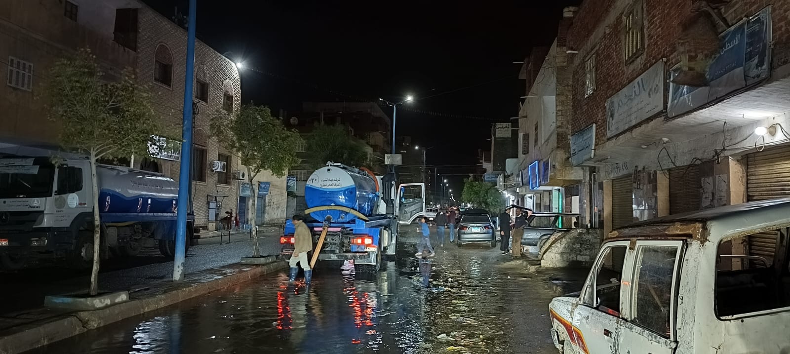 فرق الطوارى ترفع تجمعات مياه الامطار بمطروح