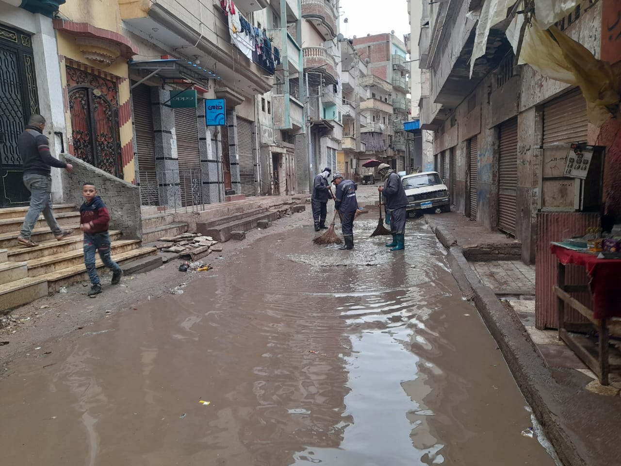 جانب من رفع مياه الأمطار وكنس الشوارع بدسوق