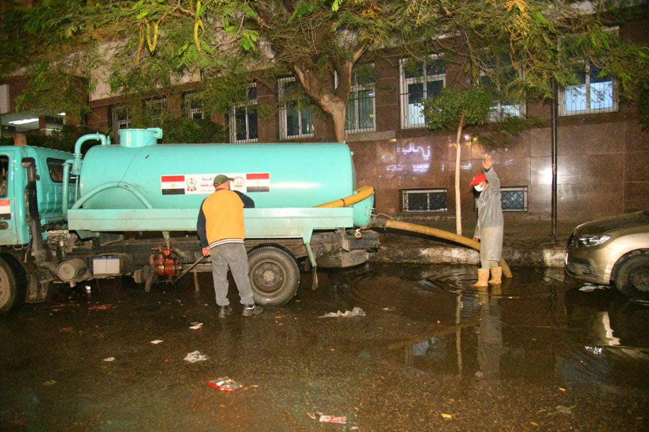 جوله ليلية لمحافظ الغربية لمتابعة رفع مياه الأمطار  (7)